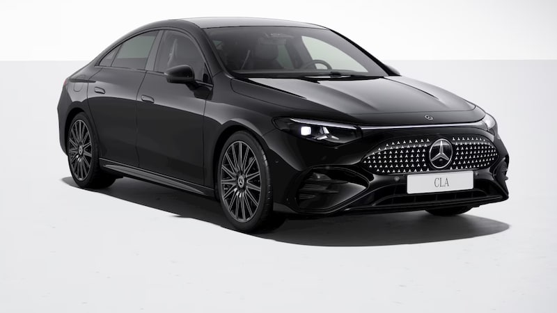 Schwarzer Mercedes-Benz CLA Elektrisch in Frontansicht mit beleuchteten Scheinwerfern, hochglanzschwarzen Akzenten und AMG Leichtmetallrädern.