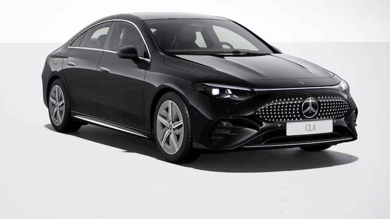 Schwarzer Mercedes-Benz CLA Elektrisch in der AMG Line mit markantem Frontdesign, LED-Scheinwerfern und 18″ AMG Leichtmetallrädern.