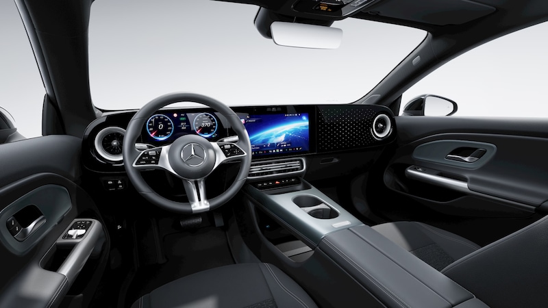 Der Innenraum des Mercedes-Benz CLA Elektrisch zeigt Lenkrad, digitales Cockpit, Zentraldisplay, anthrazitfarbene Zierelemente und schwarze Komfortsitze.