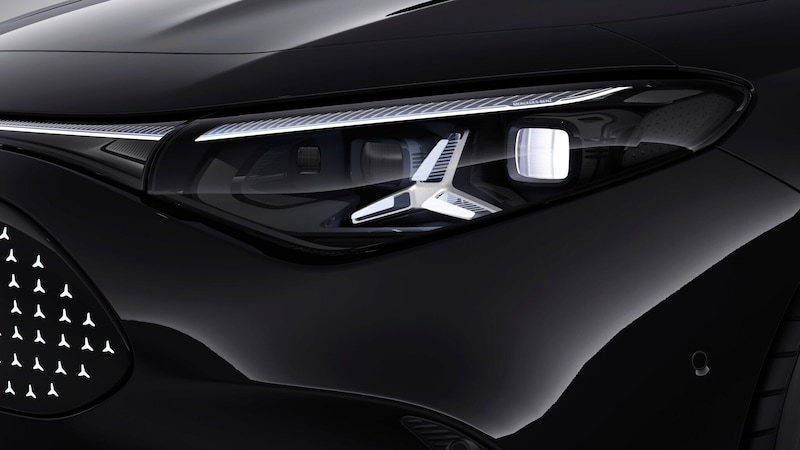 Nahaufnahme des vorderen LED-Scheinwerfers am Mercedes-Benz CLA Elektrisch mit leuchtender Signatur und schwarzer Frontpartie.