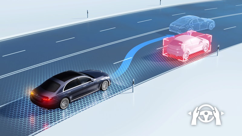 Der CLA Elektrisch fährt auf einer mehrspurigen Straße, während blaue Spurmarkierungen und hervorgehobene Fahrzeuge die Assistenzfunktionen visualisieren.