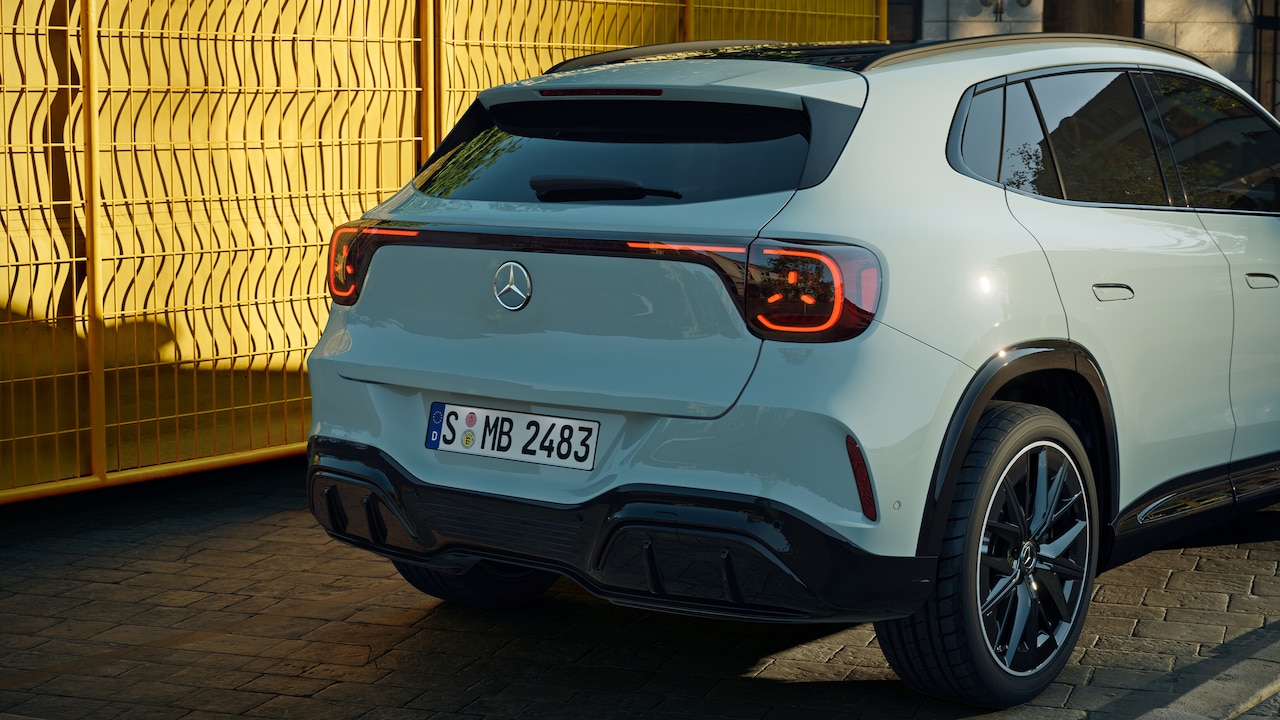 Les feux arrière avec bande lumineuse du nouveau GLA de Mercedes-Benz.