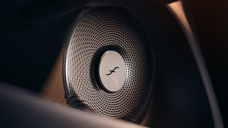 Ein beleuchteter Lautsprecher mit perforierter Metallabdeckung ist in den Innenraum des Mercedes-Benz CLA Elektrisch integriert.