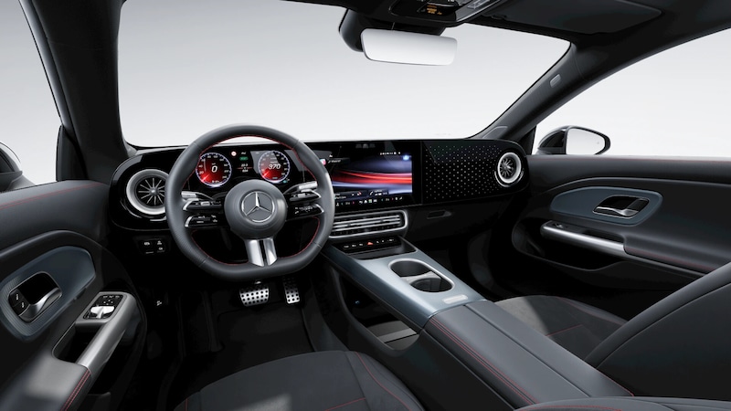 Der Innenraum zeigt ein Sportlenkrad mit Mercedes-Benz Stern, digitale Anzeigen, runde Luftdüsen und dunkle Sitze mit roten Akzenten.