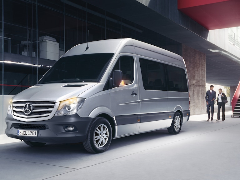 Mercedes-Benz T-Klasse. Ruimte, comfort en stijl voor elke gelegenheid Groep jonge vrienden stapt in een zwarte Mercedes-Benz T-Klasse geparkeerd voor een modern gebouw, genietend van een zonnige dag.