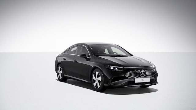 Der dunkle CLA Elektrisch ist in Front-Seitenansicht mit 17-Zoll-Leichtbaurädern, Chromakzenten und beleuchteten Frontscheinwerfern zu sehen.