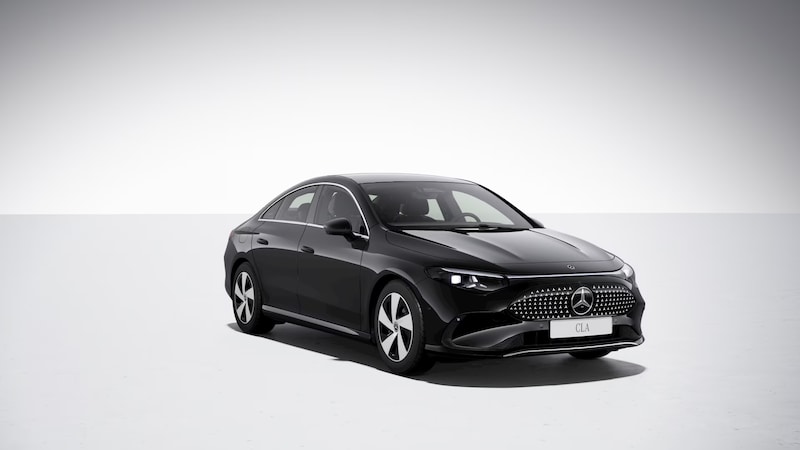 Der dunkle CLA Elektrisch ist in Front-Seitenansicht mit 17-Zoll-Leichtbaurädern, Chromakzenten und beleuchteten Frontscheinwerfern zu sehen.