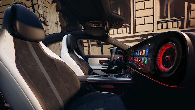 Der Innenraum des CLA Elektrisch zeigt Vordersitze, ein digitales Cockpit und rote Akzentbeleuchtung entlang des Armaturenbretts.