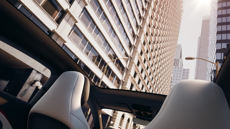 Das Interieur des Mercedes-Benz CLA zeigt helle Vordersitze, ein Lenkrad mit Sternemblem und ein großes Panoramadach mit Blick auf hohe Gebäude.