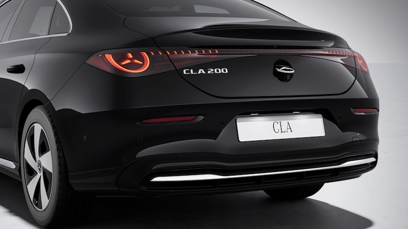 Das Heck eines schwarzen Mercedes-Benz CLA ist mit leuchtenden Rückleuchten, Modellschriftzug und Kennzeichen zu sehen.