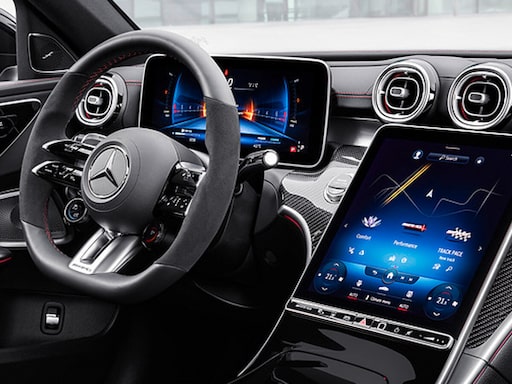 Essai sur route Un client effectue un essai sur route avec une Mercedes-Benz