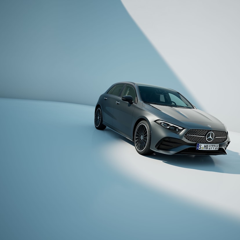 Die Mercedes-Benz A-Klasse Kompaktlimousine in einer seitlichen Frontansicht.