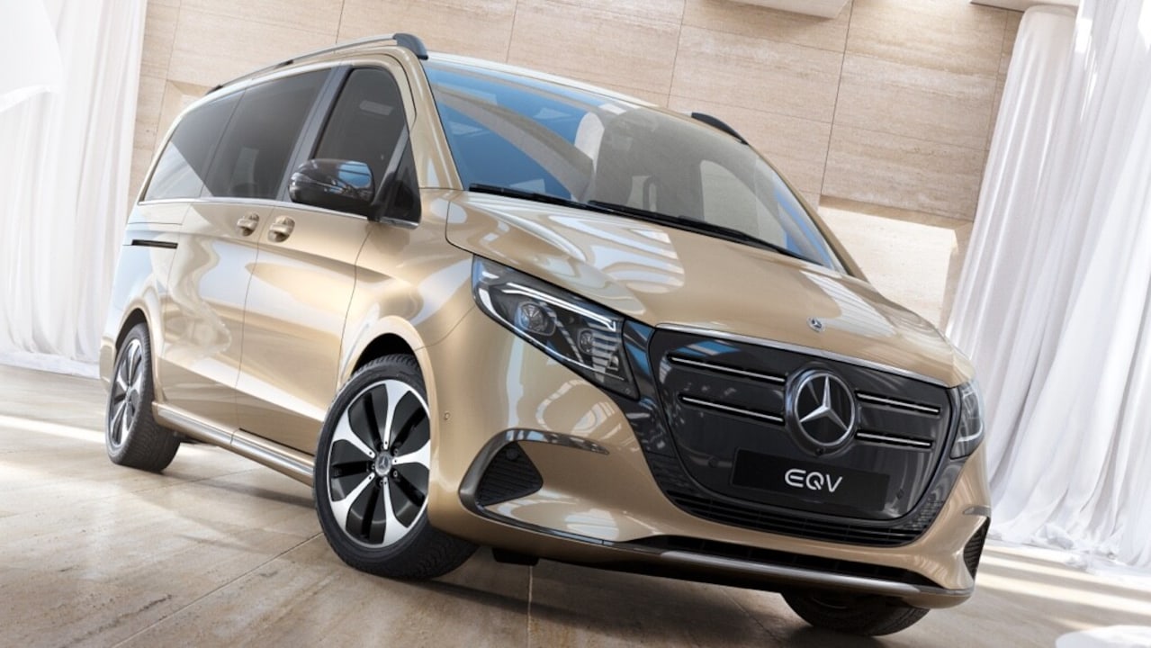 EQV | Mercedes-Benz Vans De EQV staat in een showroom.