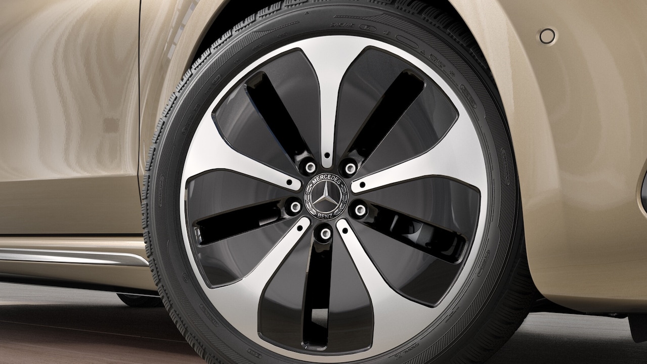 45,7 cm (18 inch) vijfspaaks lichtmetalen velgen EQV | Mercedes-Benz Vans De zwarte, glansgedraaide lichtmetalen velgen zijn exclusief voor de EQV leverbaar en benadrukken het moderne design.