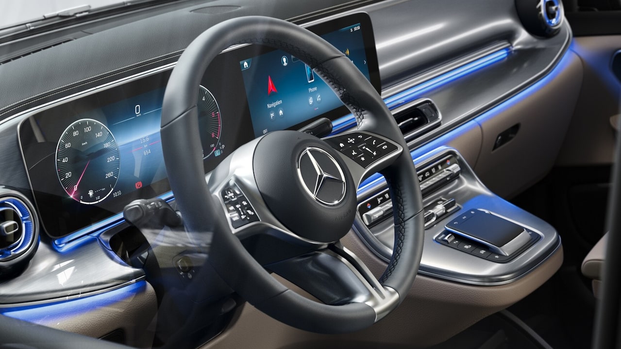 Multifunctioneel stuurwiel met touch control buttons | V-Klasse | Mercedes-Benz Vans Geconcentreerd achter het stuur. Het ergonomisch vormgegeven multifunctionele stuurwiel met touch control buttons is intuïtief te bedienen.