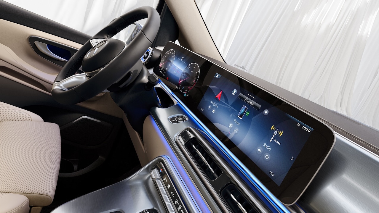 Widescreen cockpit | V-Klasse | Mercedes-Benz Vans In de widescreen cockpit zijn het instrumentendisplay en mediadisplay als een geheel versmolten achter een doorlopende glasplaat.