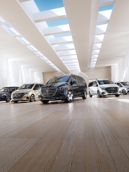 Comfort | EQV | Mercedes-Benz Vans De Mercedes-Benz bestelwagen- en campermodellen staan in een showroom.