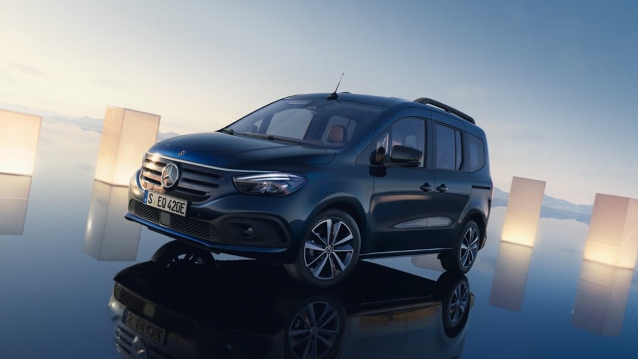 EQT | Mercedes-Benz Vans De EQT staat op een blauw spiegelvlak omgeven van lichten.