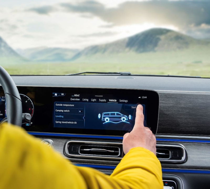 Camper Level Control | V-Klasse Marco Polo | Mercedes-Benz Vans De Camper Level Control compenseert kleinere oneffenheden in de ondergrond automatisch en maakt wielkeggen op de staanplaats overbodig.