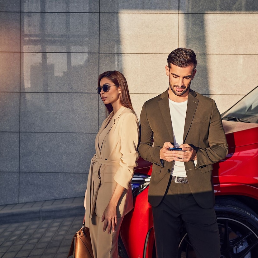 Contact Two people contacting Mercedes-Benz