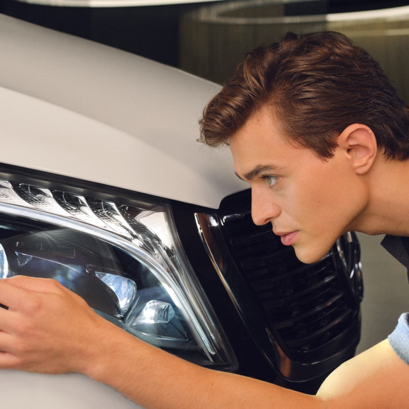 Un technicien Mercedes-Benz vérifie un projecteur avant.