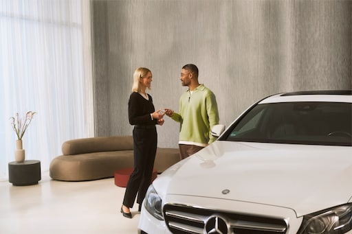 Qualité fiable | Mercedes-Benz Un conseiller Mercedes-Benz remettant les clés du véhicule à un client.