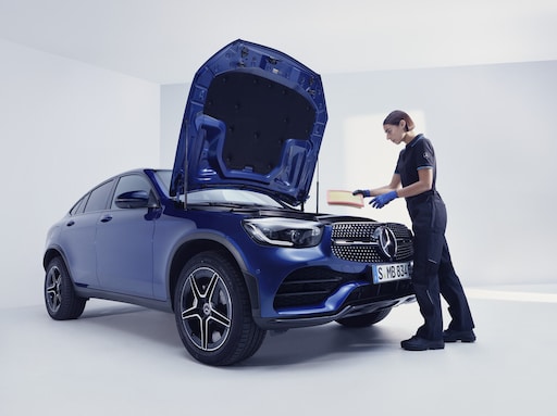 Un technicien Mercedes-Benz effectue une vérification sur un véhicule.
