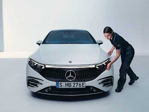 Un technicien Mercedes-Benz effectue une vérification sur un véhicule.