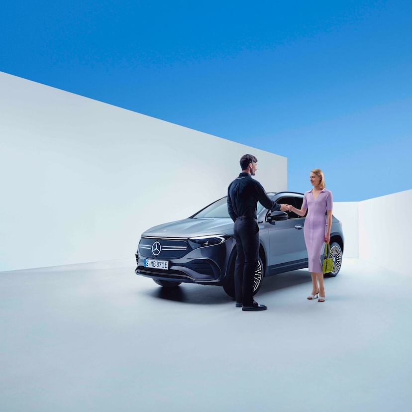 Service et réparation | Mercedes-Benz Un employé de Mercedes-Benz et une femme se serrent la main devant une Mercedes-Benz