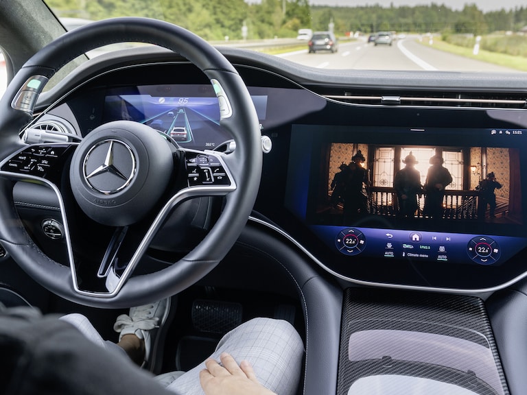 MB.DRIVE | Automated driving & assistance systems | Mercedes-Benz The cockpit of an Mercedes-Benz vehicle.