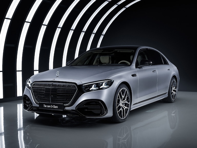 La Mercedes-Benz Classe S dans un studio, sous un arc lumineux.