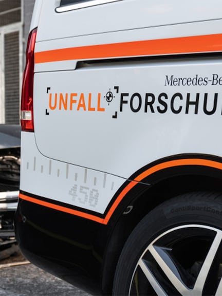 Examining real-life accidents | Safety | Mercedes-Benz Mercedes-Benz car with "Accident research" printed on ist side.