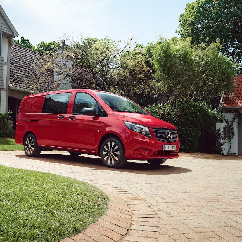 Vito Mixto | Alle Vito-Modelle | Mercedes-Benz Transporter Der Mercedes‑Benz Vito Mixto in einer Wohnumgebung – ein Beispiel für den vielseitigen Personen- und Gütertransport in einem Fahrzeug.