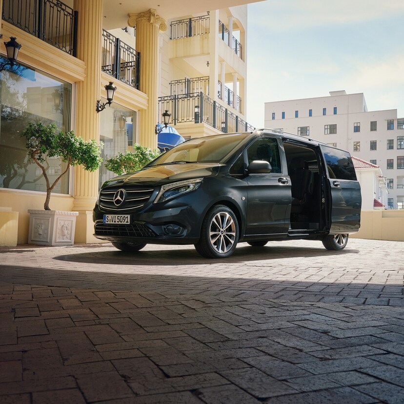 Vito Tourer Transportfahrzeuge | Alle Vito-Modelle | Mercedes-Benz Transporter Ein Mercedes‑Benz Vito Tourer, der vor dem Eingang eines repräsentativen Gebäudes geparkt ist