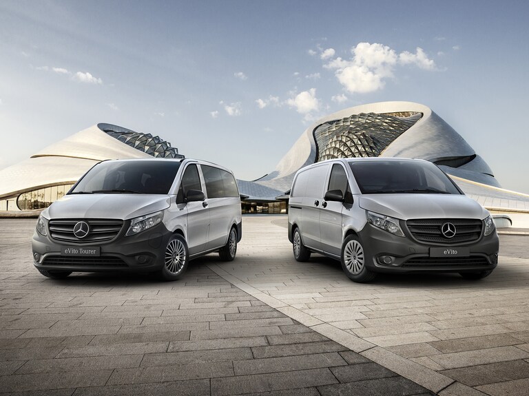 eVito Kastenwagen und Tourer | Alle Vito-Modelle | Mercedes-Benz eVito Kastenwagen und Tourer vor einem futuristischen Gebäude