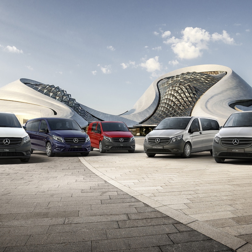 Vito-Modellreihe | Alle Vito-Modelle | Mercedes-Benz Transporter Der Mercedes-Benz eVito Kastenwagen, der Vito Kastenwagen, der Vito Mixto, der eVito Tourer und der Vito Tourer stehen Seite an Seite vor einem futuristischen Gebäude