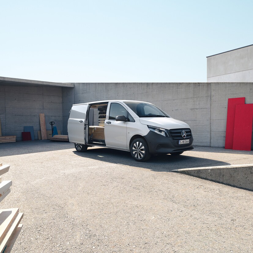 Vito Kastenwagen | Alle Vito-Modelle | Mercedes-Benz Transporter Mercedes‑Benz Vito Kastenwagen mit übersichtlichem Laderaum an einer Arbeitsstelle