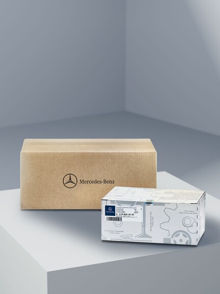 Mercedes-Benz | Wartung | Original-Teile Zwei ungeöffnete Kartons mit Mercedes-Benz Original-Teilen.