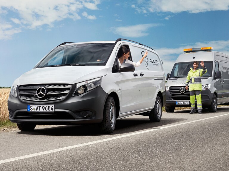 Mercedes-Benz | Maintenance | Garantie de mobilité Un mécanicien fournit une assistance routière à un client dans un utilitaire léger Mercedes-Benz Vito blanc.