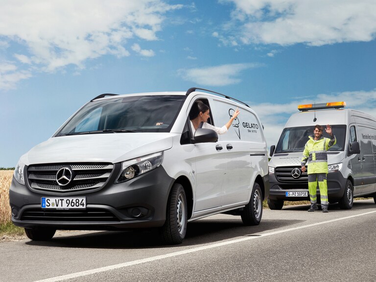 Mercedes-Benz | Wartung | Mobilitätsgarantie Ein Mechaniker leistet Pannenhilfe für einen Kunden in einem weißen Mercedes-Benz Vito.