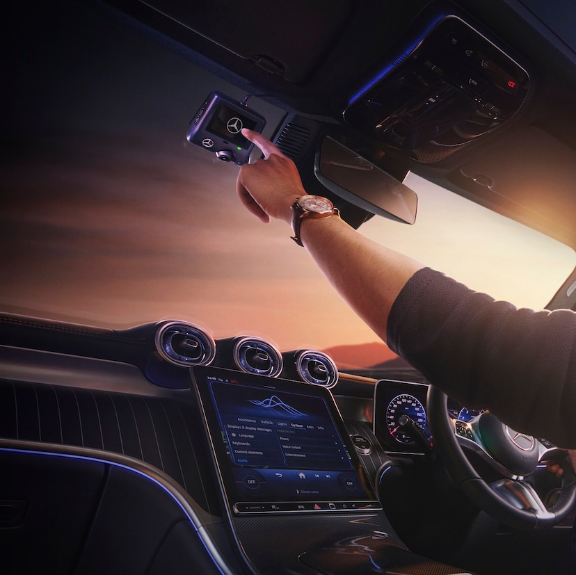 THE MERCEDES-BENZ DASHCAM Your companion on every drive.