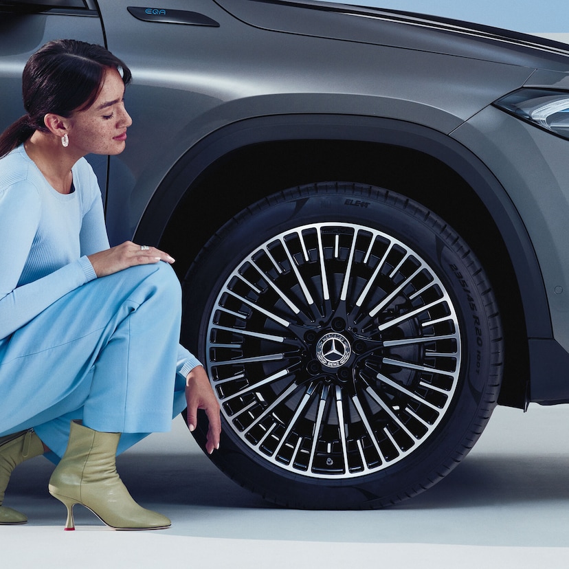Side-on view of a Mercedes focusing on the Mercedes genuine tyres with rims.