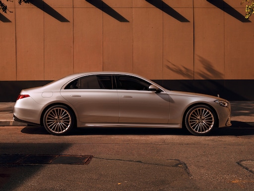 Highlights | S-Class Saloon | Mercedes-Benz Side view of the Mercedes-Benz S-Class Saloon.
